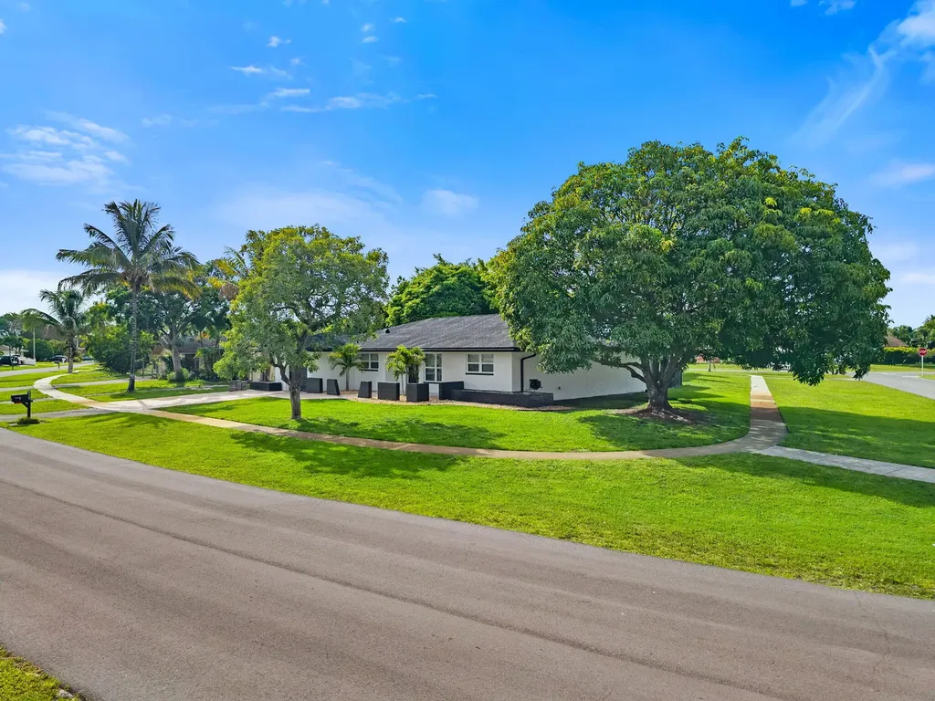 908 Hibiscus Drive Royal Palm Beach FL 33411