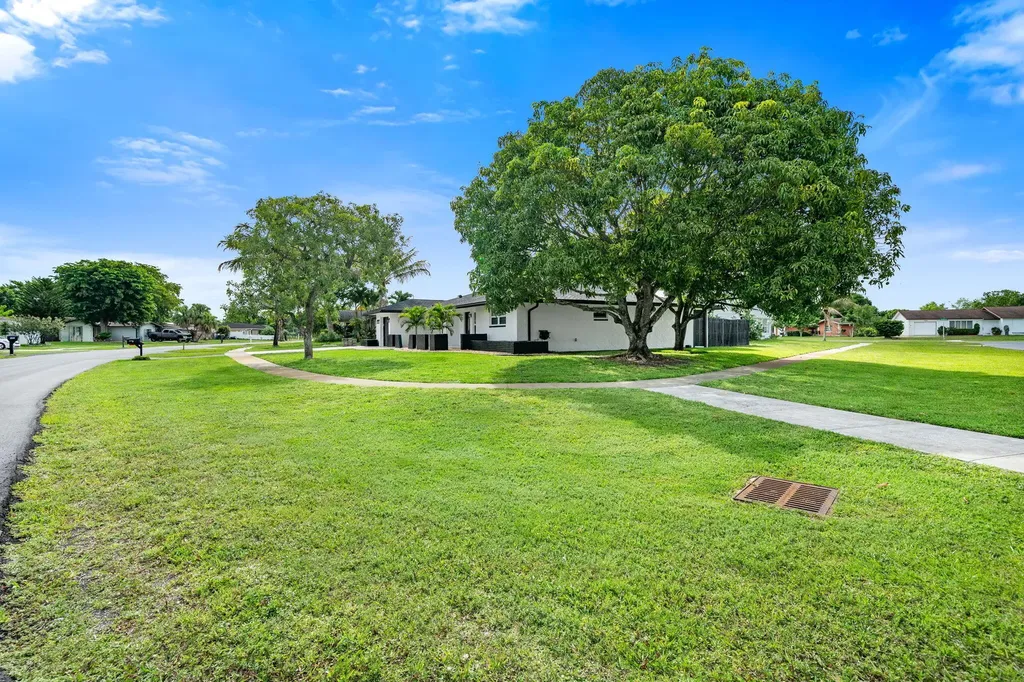 908 Hibiscus Drive Royal Palm Beach FL 33411