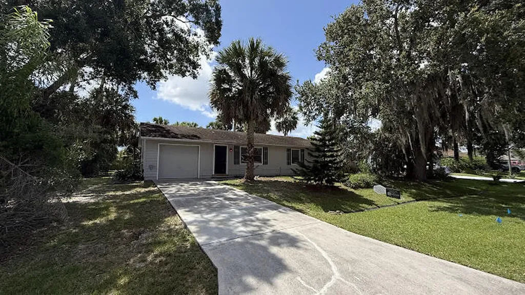 2325 SW Pamona Street Port St Lucie FL 34953