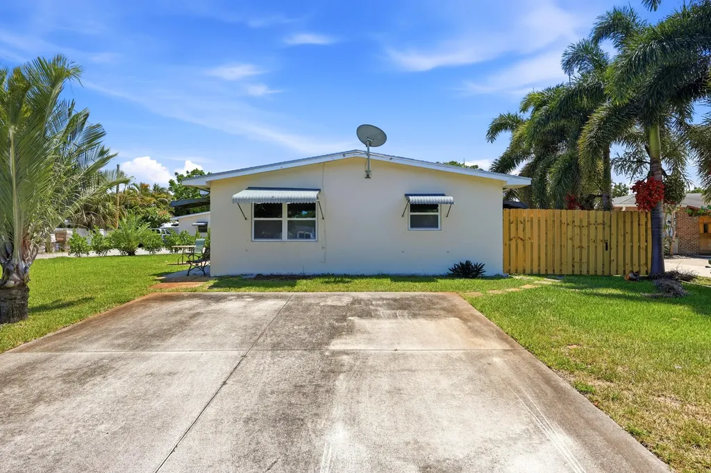 2708 Hinda Road West Palm Beach FL 33403