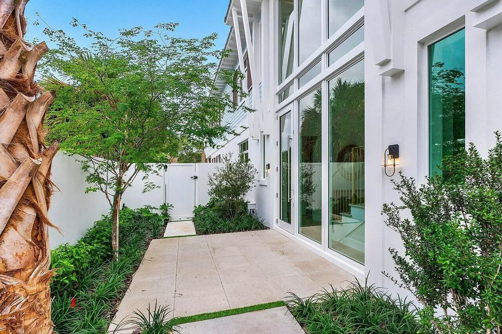 909 Bond Way Delray Beach FL 33483