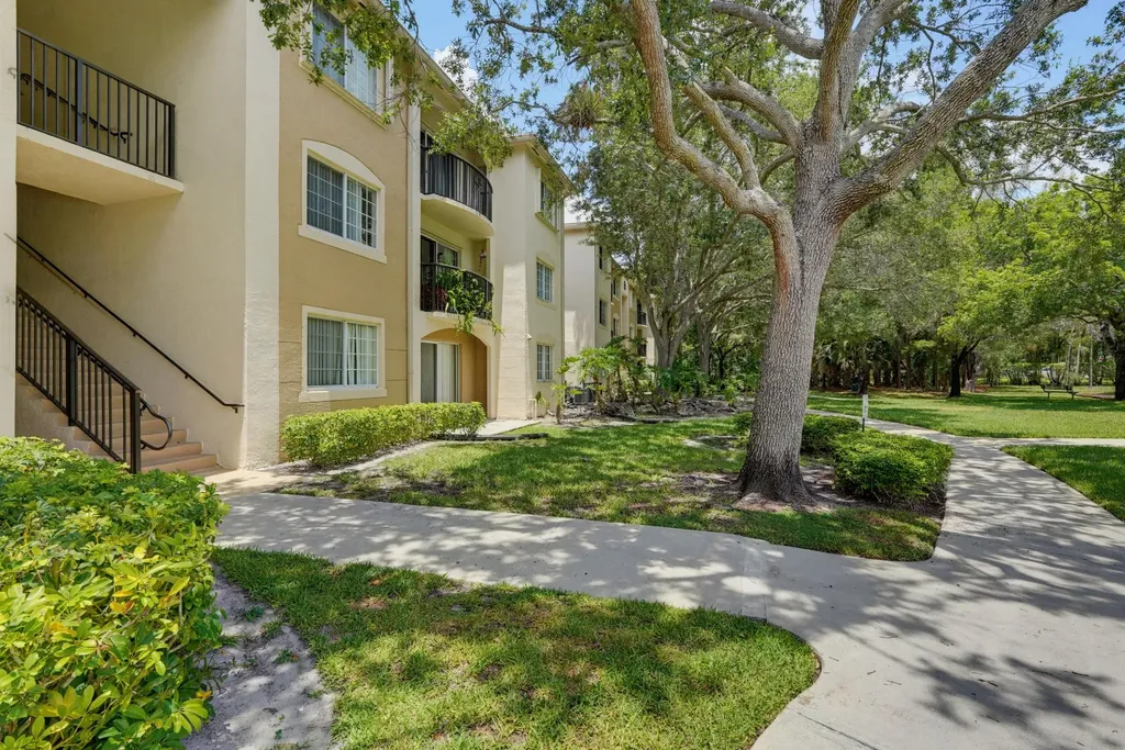 400 N Crestwood Court Court N Royal Palm Beach FL 33411