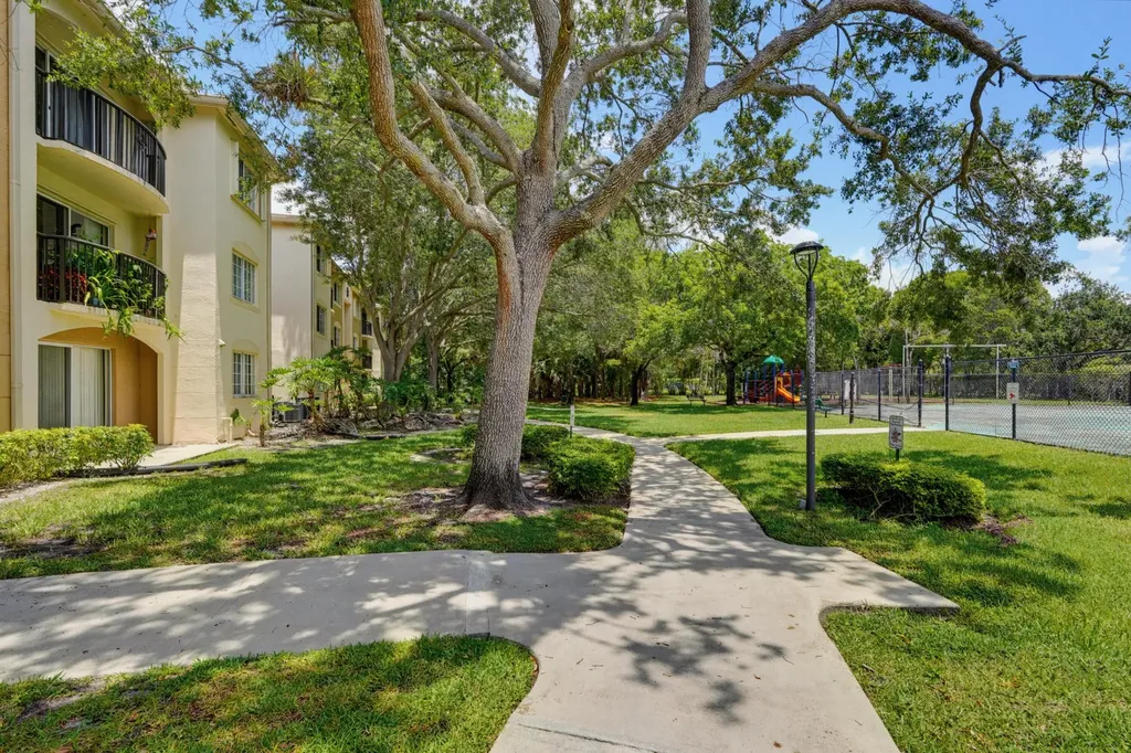 400 N Crestwood Court Court N Royal Palm Beach FL 33411