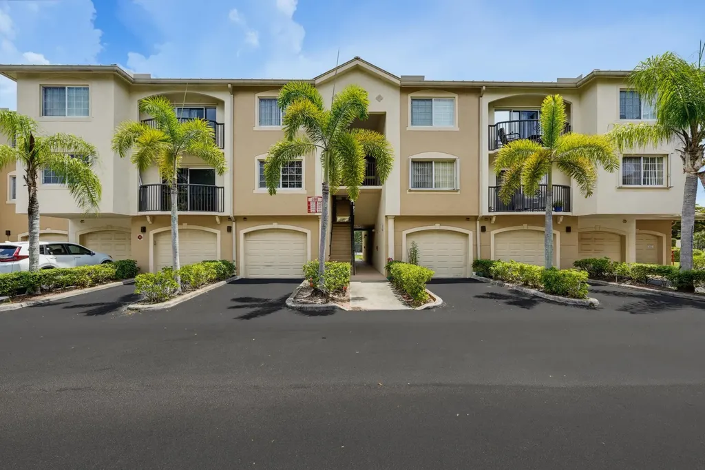 400 N Crestwood Court Court N Royal Palm Beach FL 33411