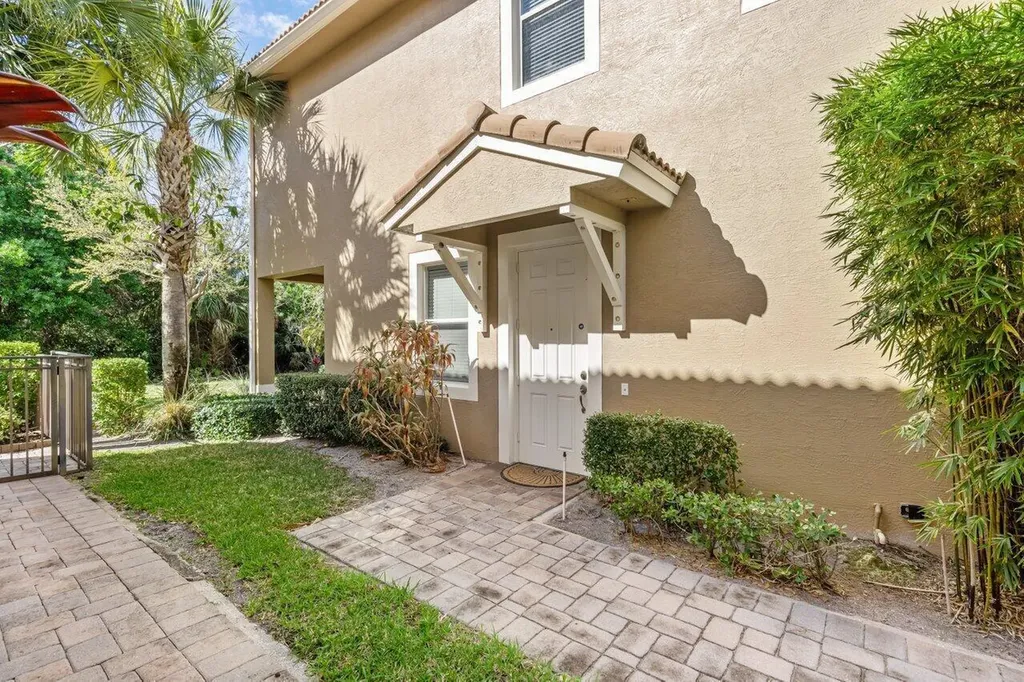 5009 Dulce Court Palm Beach Gardens FL 33418