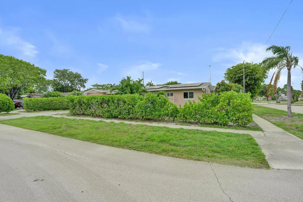 307 SE 14th Place Deerfield Beach FL 33441
