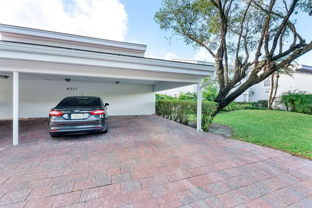 6237 Old Court Road Boca Raton FL 33433