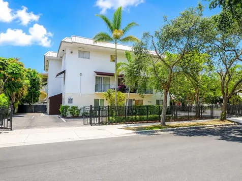 990 NW 1st Street Miami FL 33128