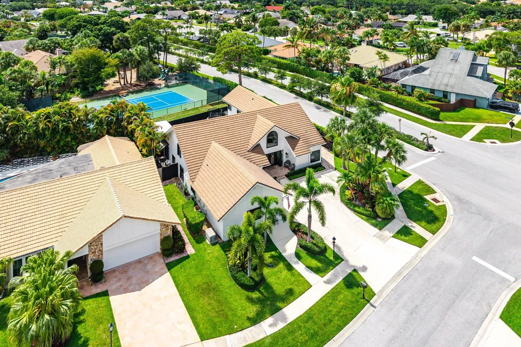 2707 Biarritz Drive Palm Beach Gardens FL 33410