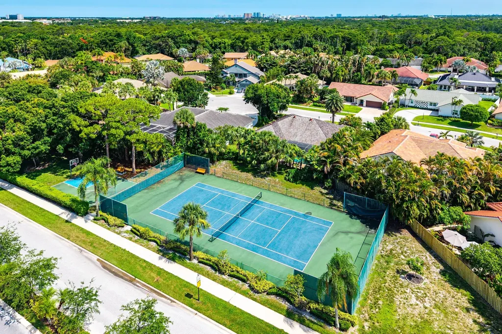 2707 Biarritz Drive Palm Beach Gardens FL 33410
