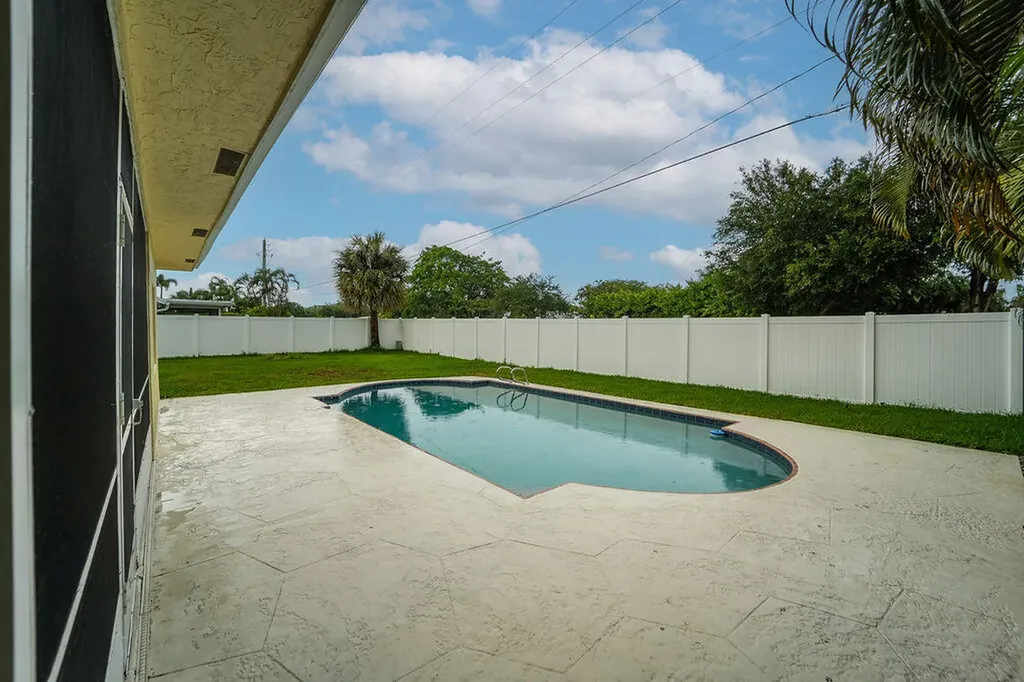 433 SW 27th Avenue Delray Beach FL 33445