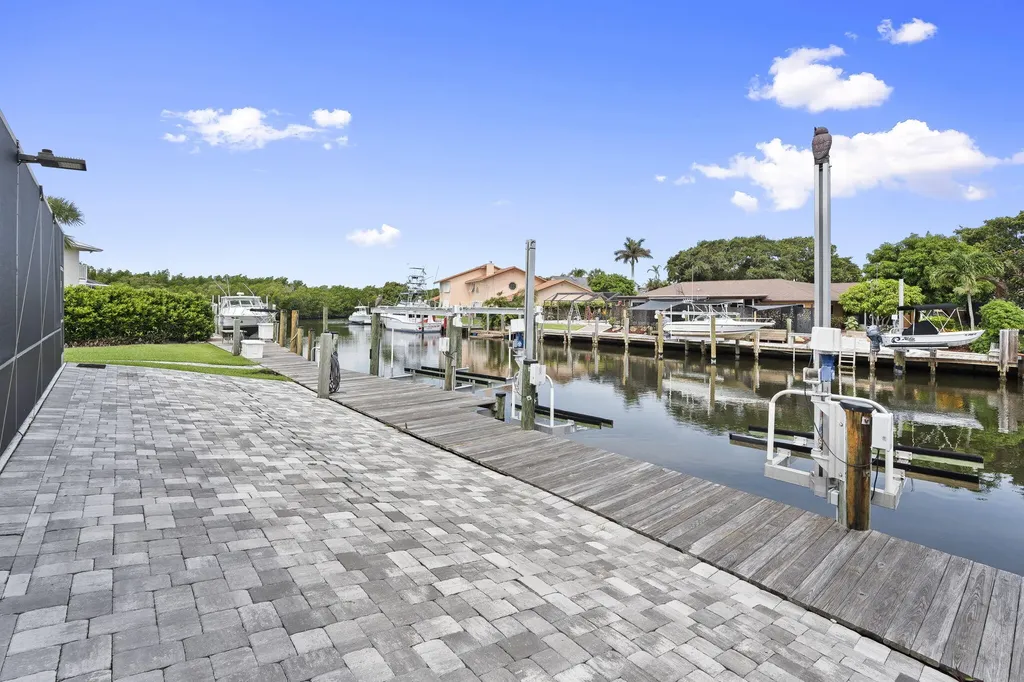 117 Queen Elizabeth Court Hutchinson Island FL 34949