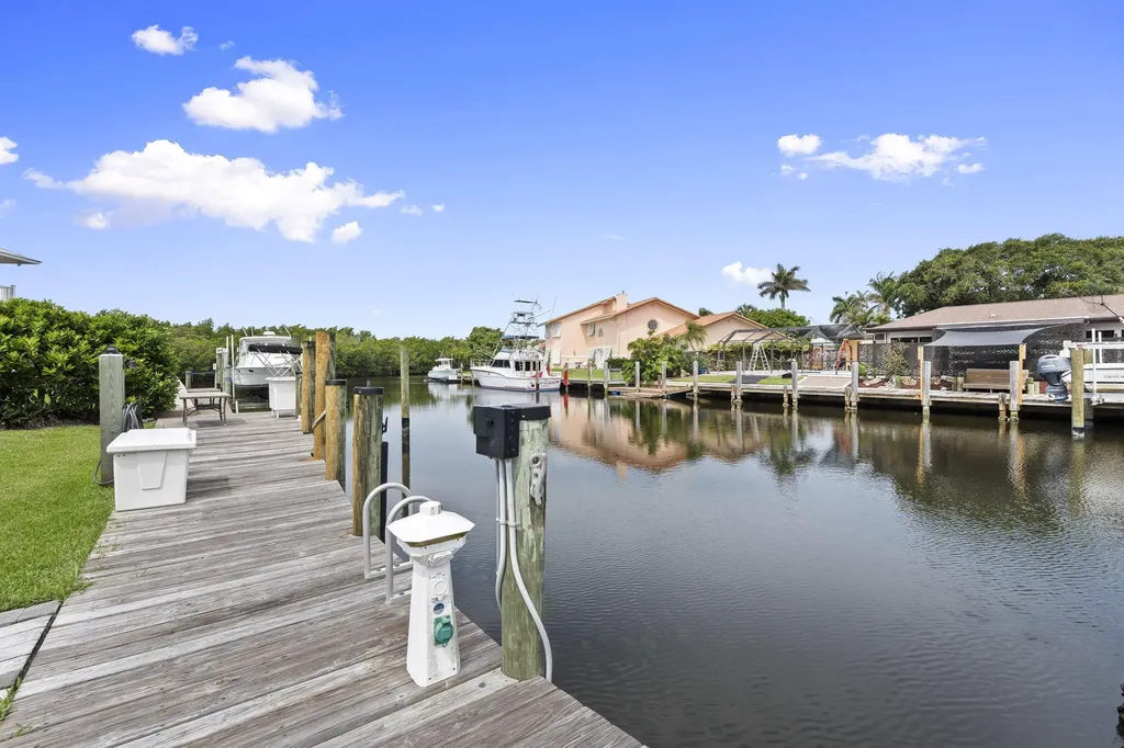 117 Queen Elizabeth Court Hutchinson Island FL 34949