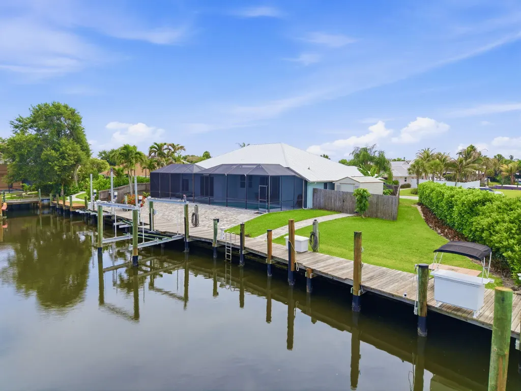 117 Queen Elizabeth Court Hutchinson Island FL 34949