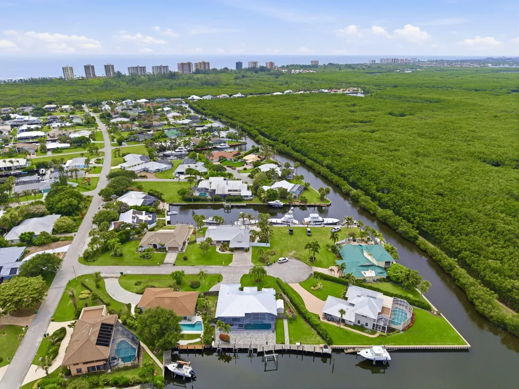 117 Queen Elizabeth Court Hutchinson Island FL 34949