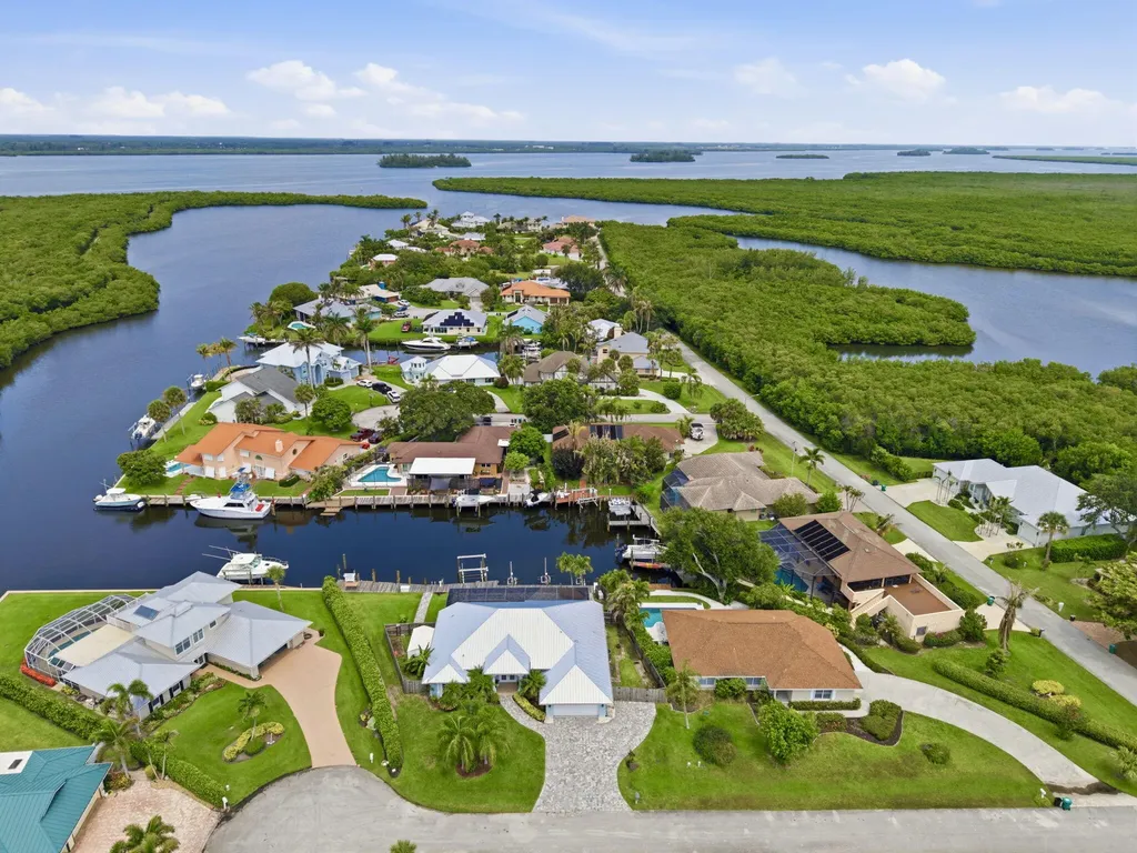 117 Queen Elizabeth Court Hutchinson Island FL 34949