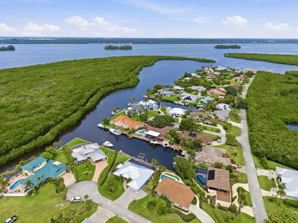 117 Queen Elizabeth Court Hutchinson Island FL 34949