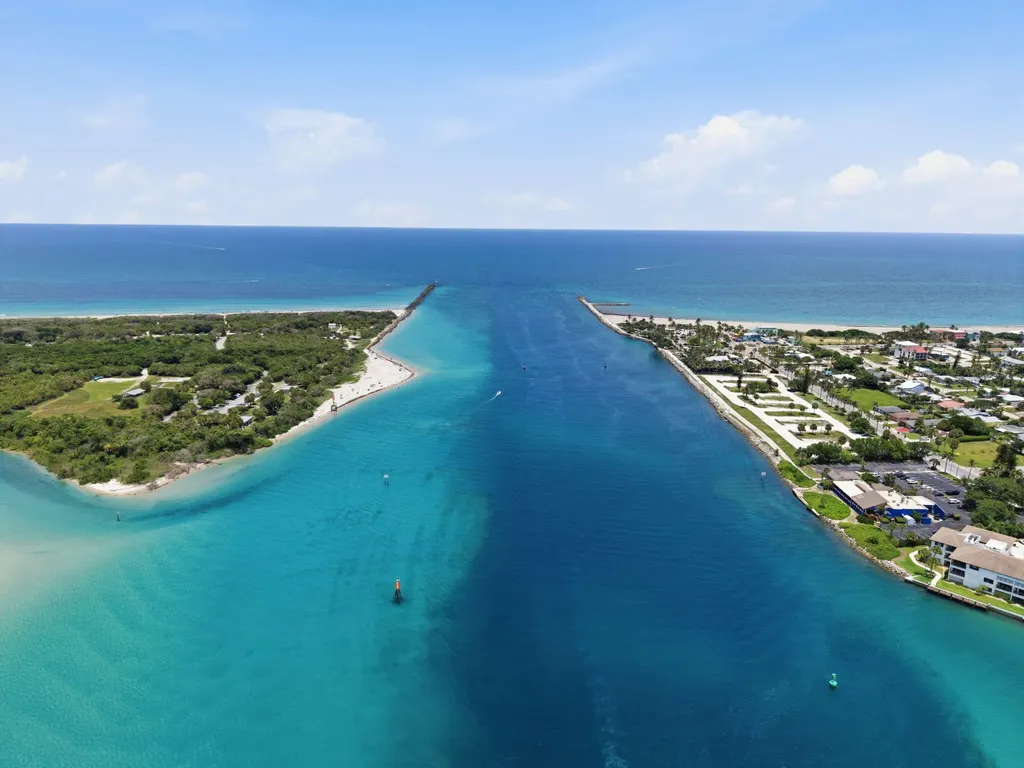 117 Queen Elizabeth Court Hutchinson Island FL 34949