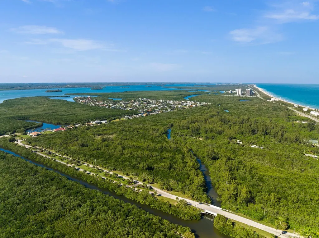 117 Queen Elizabeth Court Hutchinson Island FL 34949