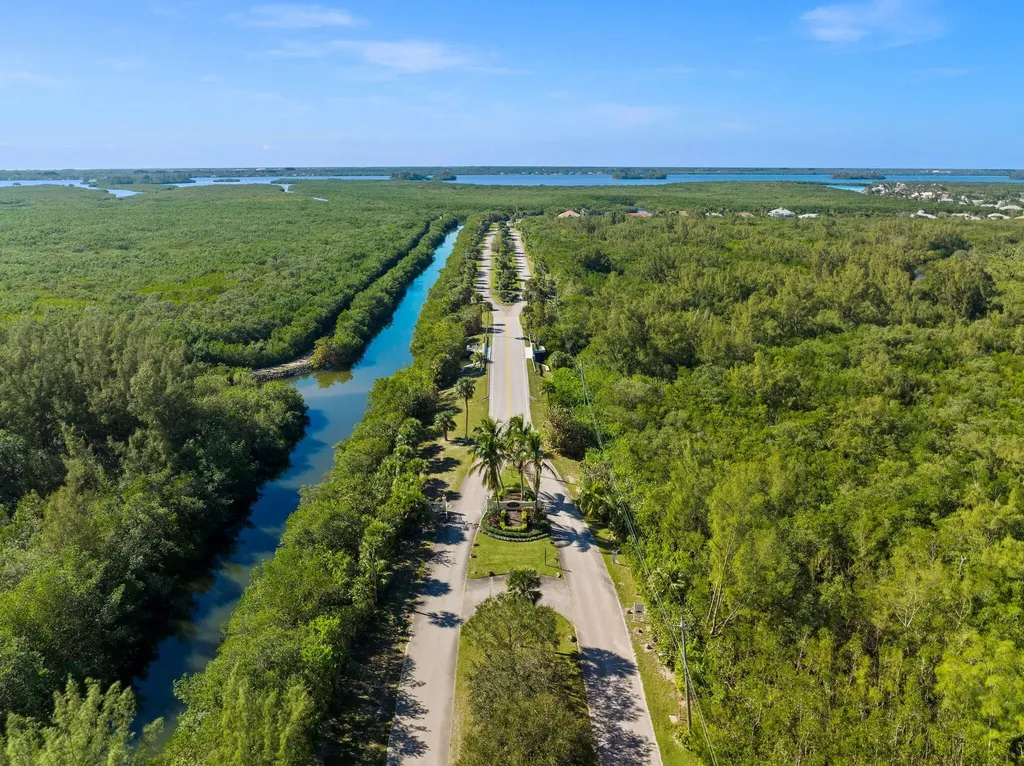 117 Queen Elizabeth Court Hutchinson Island FL 34949