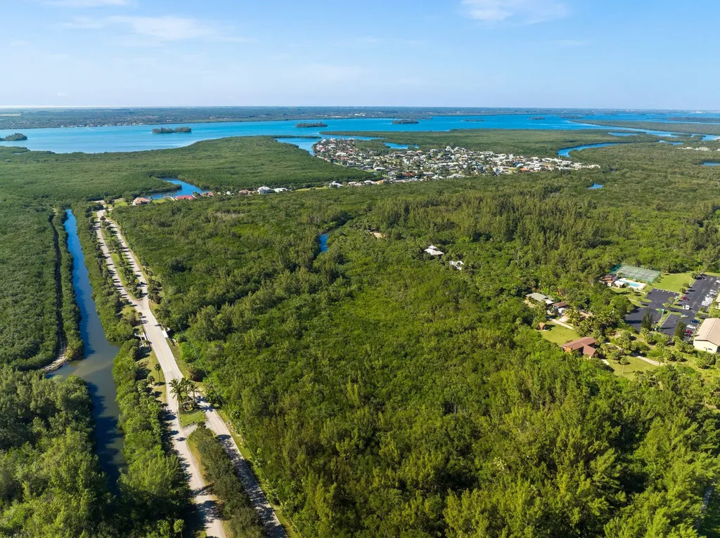 117 Queen Elizabeth Court Hutchinson Island FL 34949