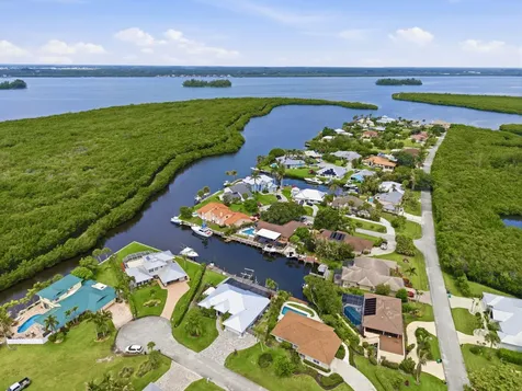 117 Queen Elizabeth Court Hutchinson Island FL 34949