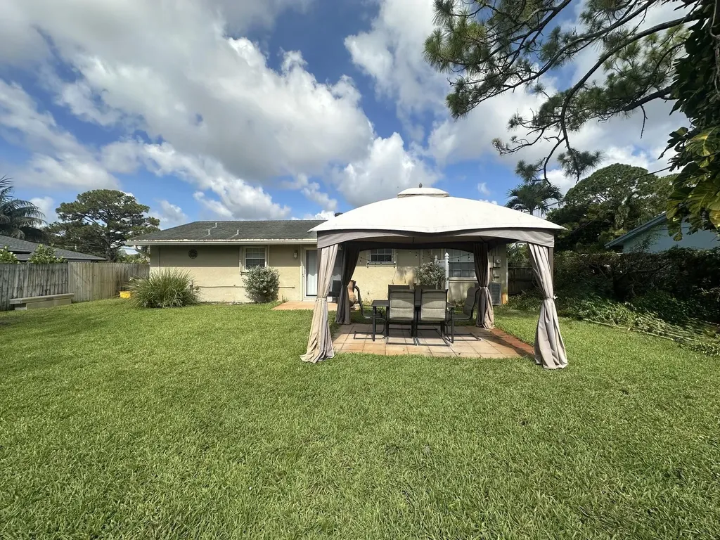 5586 3rd Road Lake Worth FL 33467