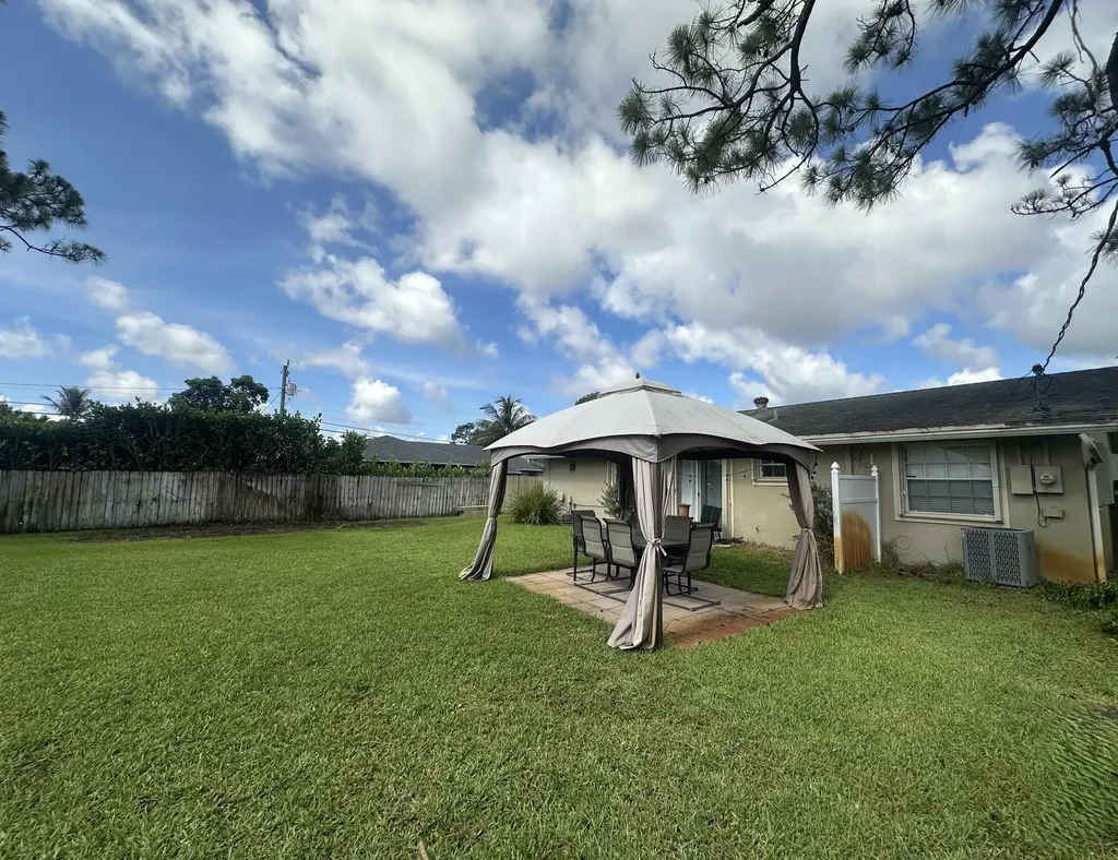 5586 3rd Road Lake Worth FL 33467