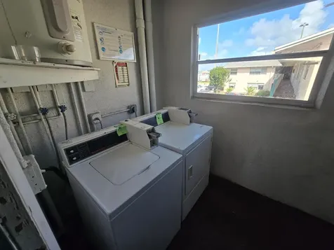 270 NE 40th Street NE Oakland Park FL 33334