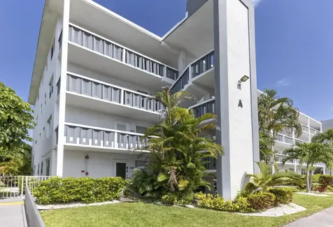 2002 Berkshire Deerfield Beach FL 33442