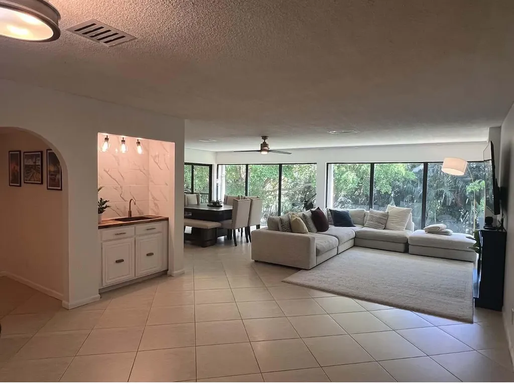1639 Embassy Drive West Palm Beach FL 33401
