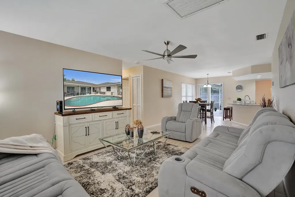 86 Las Brisas Boynton Beach FL 33426