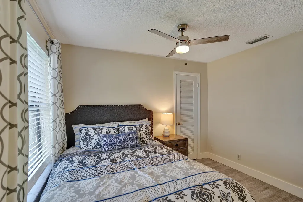 86 Las Brisas Boynton Beach FL 33426