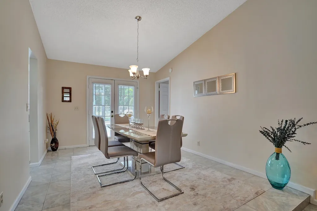 86 Las Brisas Boynton Beach FL 33426