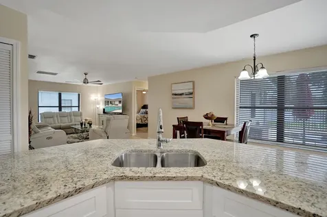 86 Las Brisas Boynton Beach FL 33426