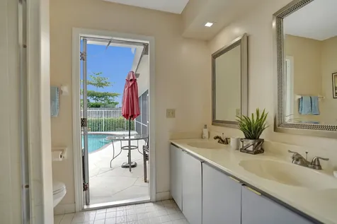 86 Las Brisas Boynton Beach FL 33426