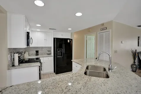 86 Las Brisas Boynton Beach FL 33426