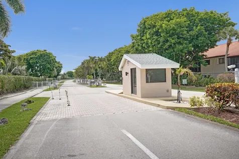 86 Las Brisas Boynton Beach FL 33426