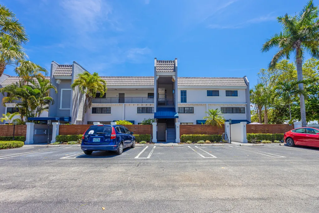 801 Palm Trail Delray Beach FL 33483