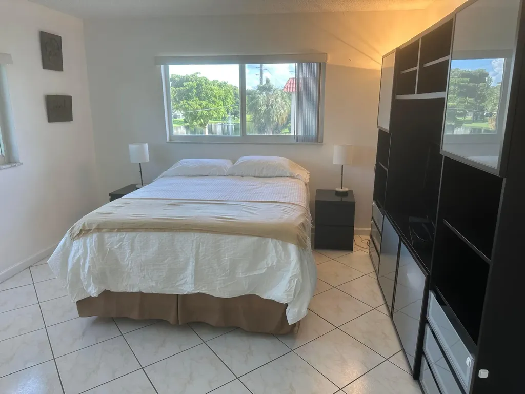 8960 S Hollybrook Pembroke Pines FL 33025
