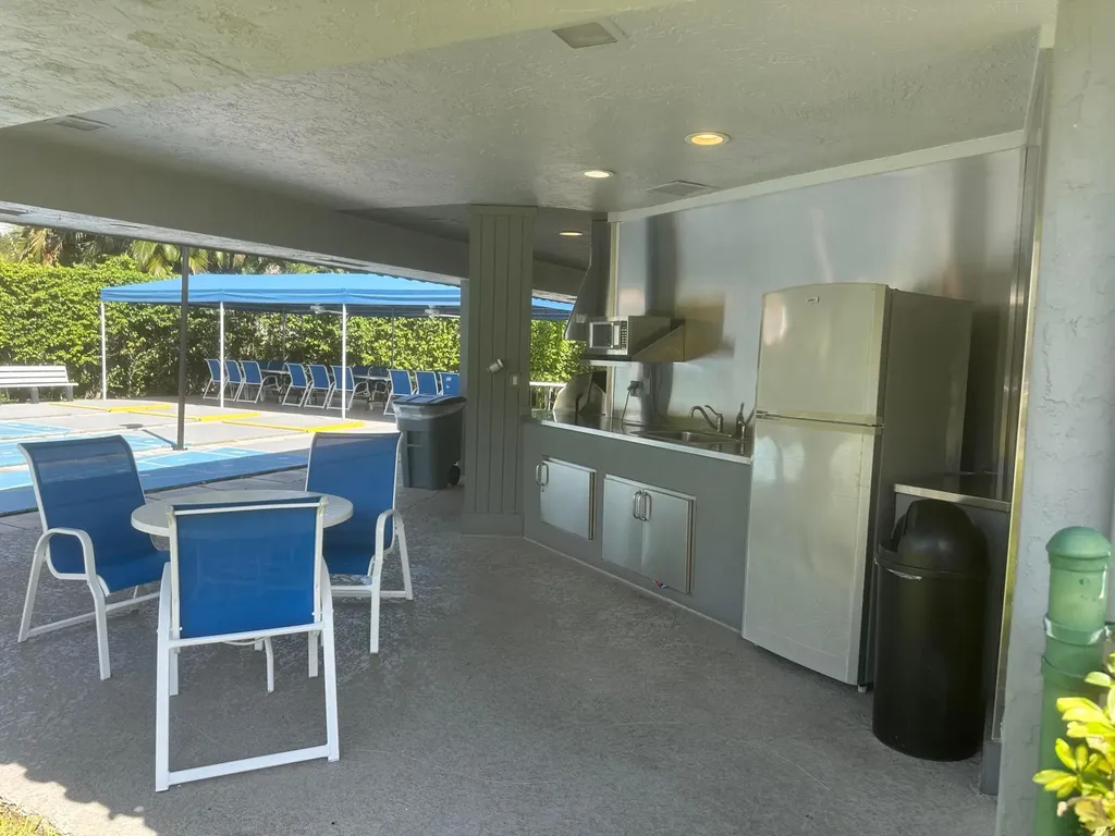 8960 S Hollybrook Pembroke Pines FL 33025