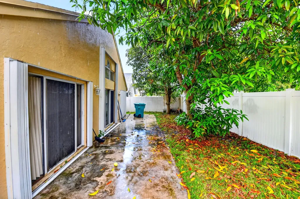 1059 Fairfax Circle W Boynton Beach FL 33436