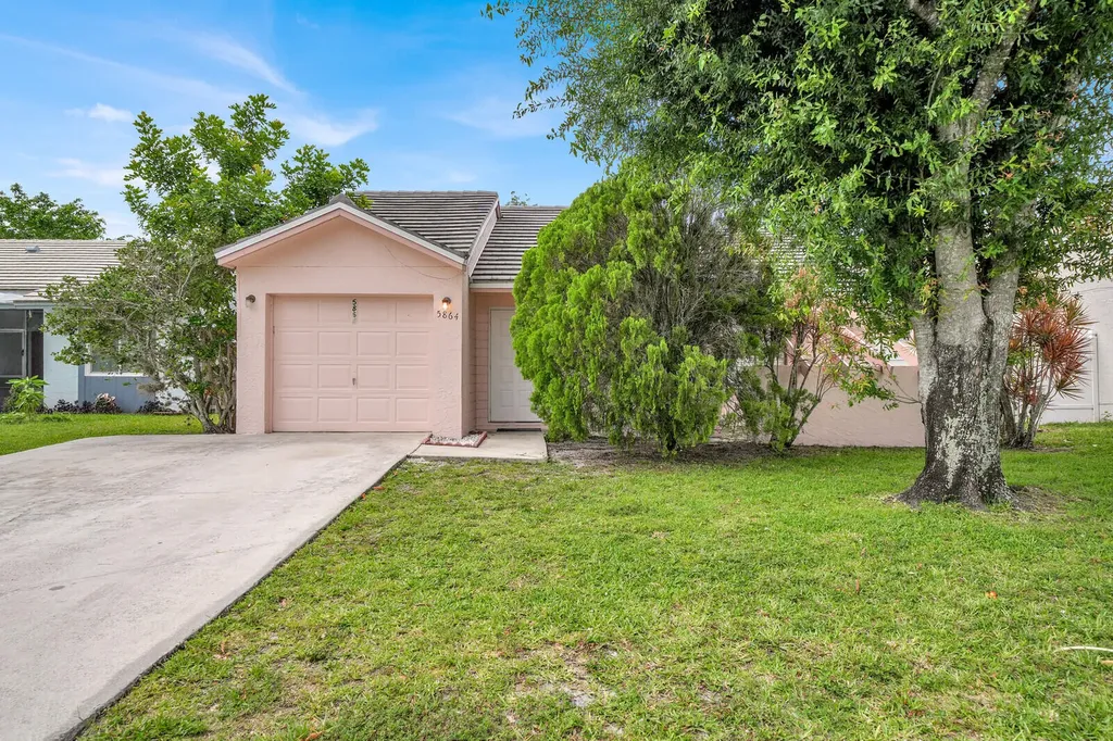 5864 Strawberry Lakes Circle Lake Worth FL 33463