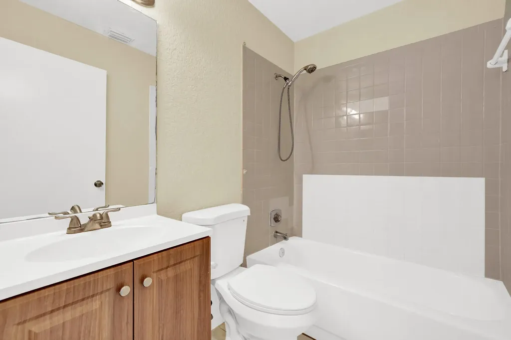 5864 Strawberry Lakes Circle Lake Worth FL 33463