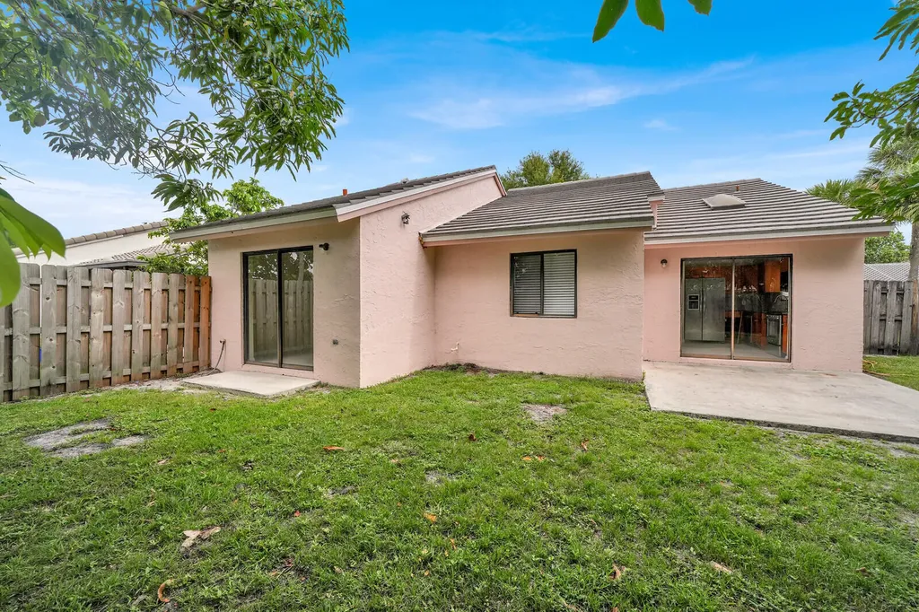 5864 Strawberry Lakes Circle Lake Worth FL 33463