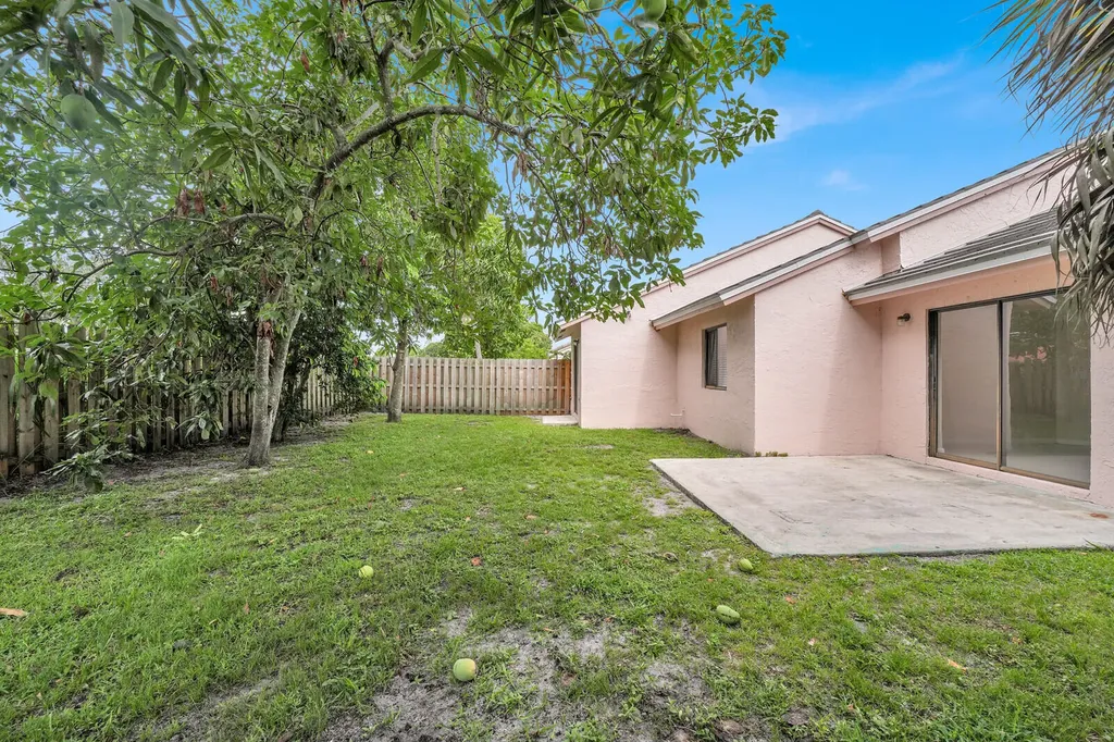 5864 Strawberry Lakes Circle Lake Worth FL 33463