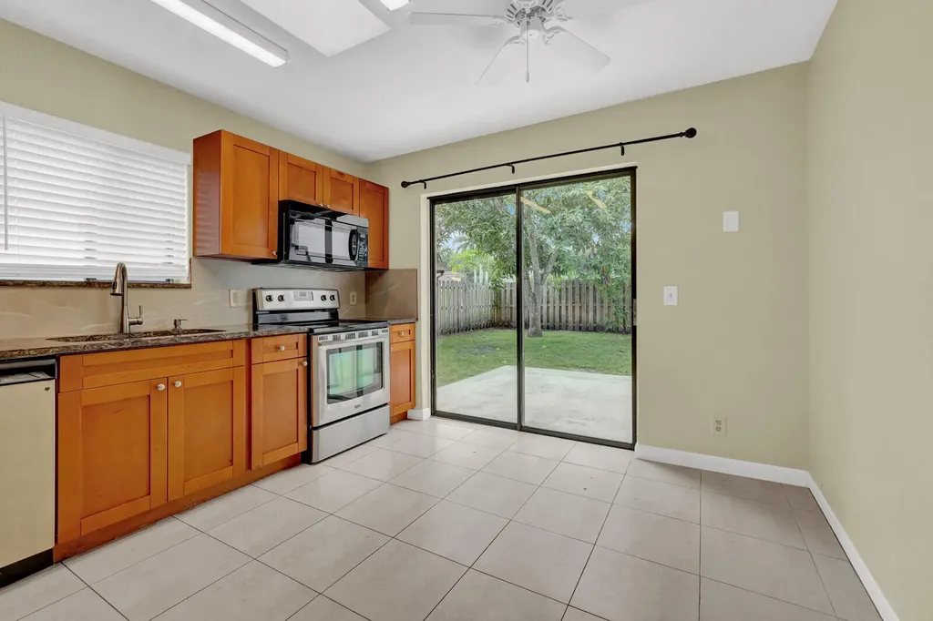 5864 Strawberry Lakes Circle Lake Worth FL 33463