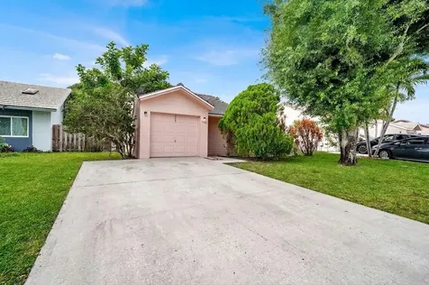 5864 Strawberry Lakes Circle Lake Worth FL 33463