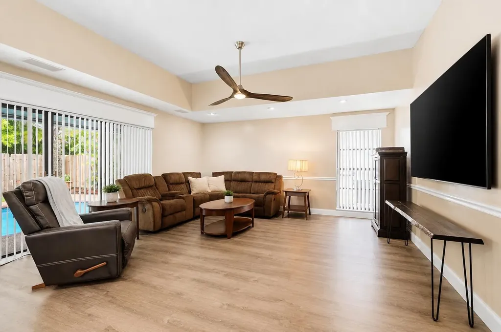 2145 NW 85th Lane Coral Springs FL 33071