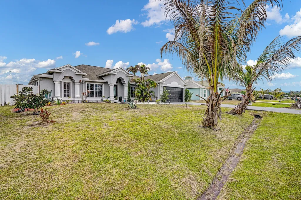 981 SW Mccomkle Avenue Port St Lucie FL 34953